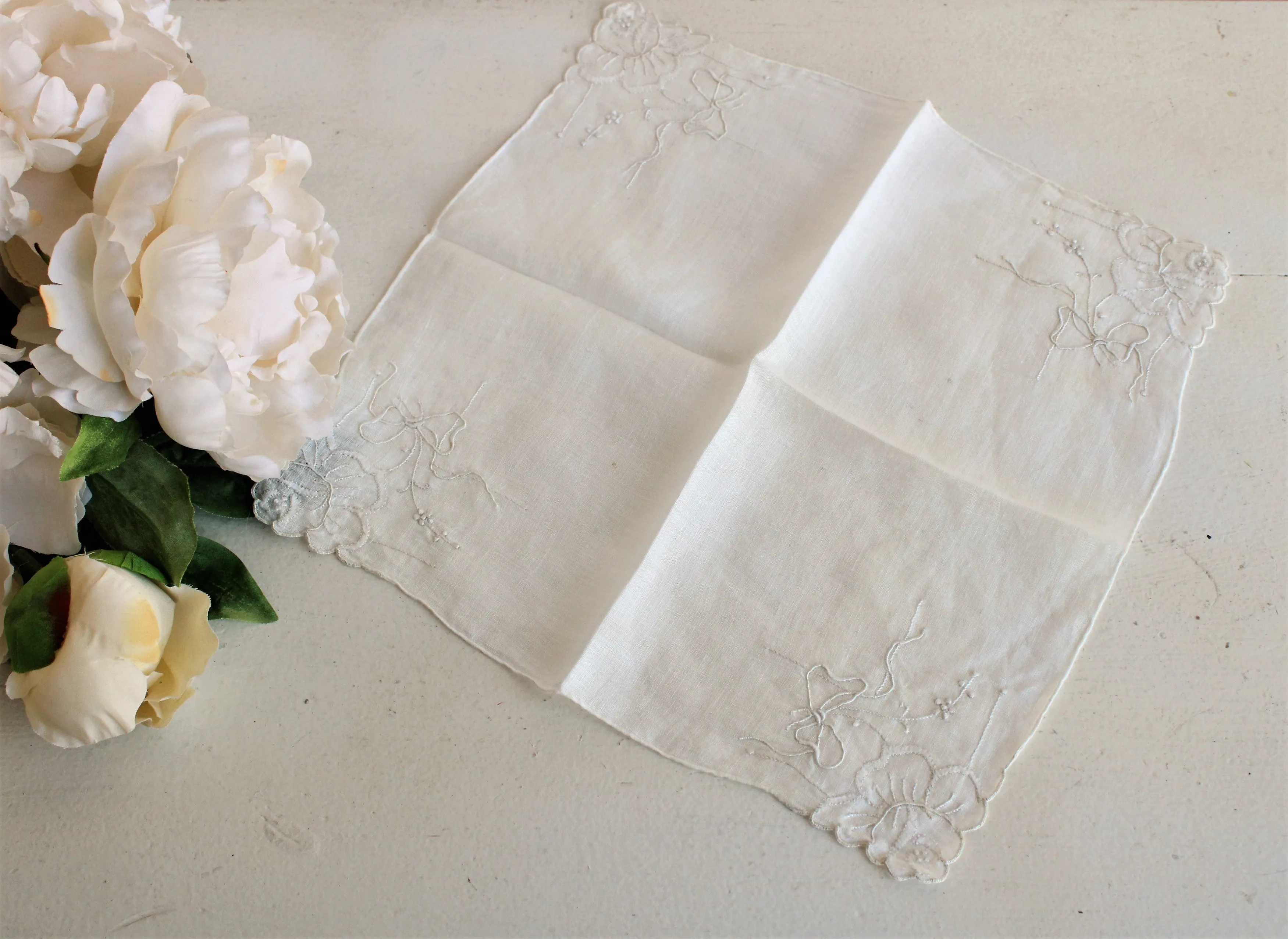 Vintage 1940s 1950s White Linen Embroidered Handkerchief