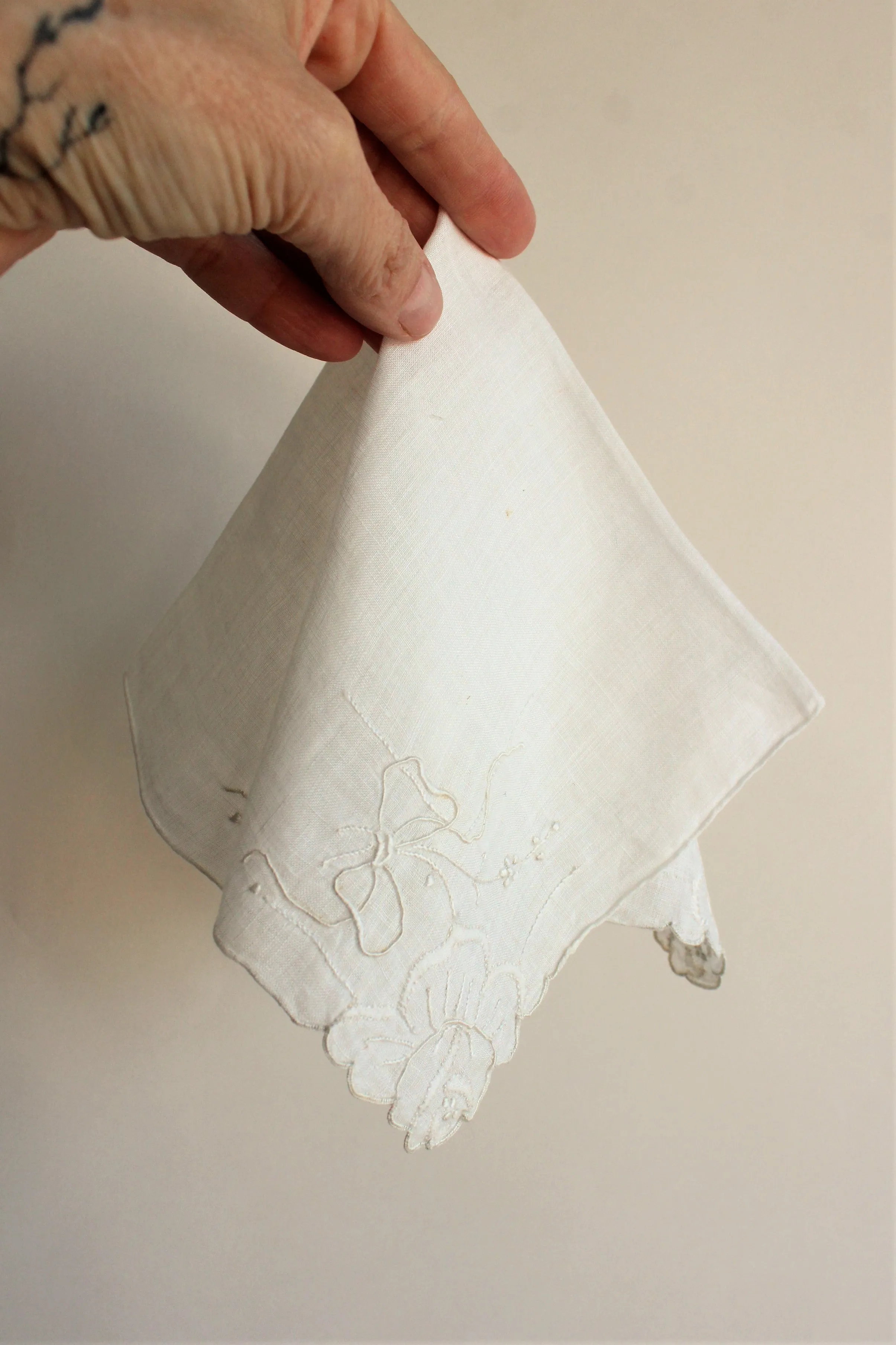 Vintage 1940s 1950s White Linen Embroidered Handkerchief