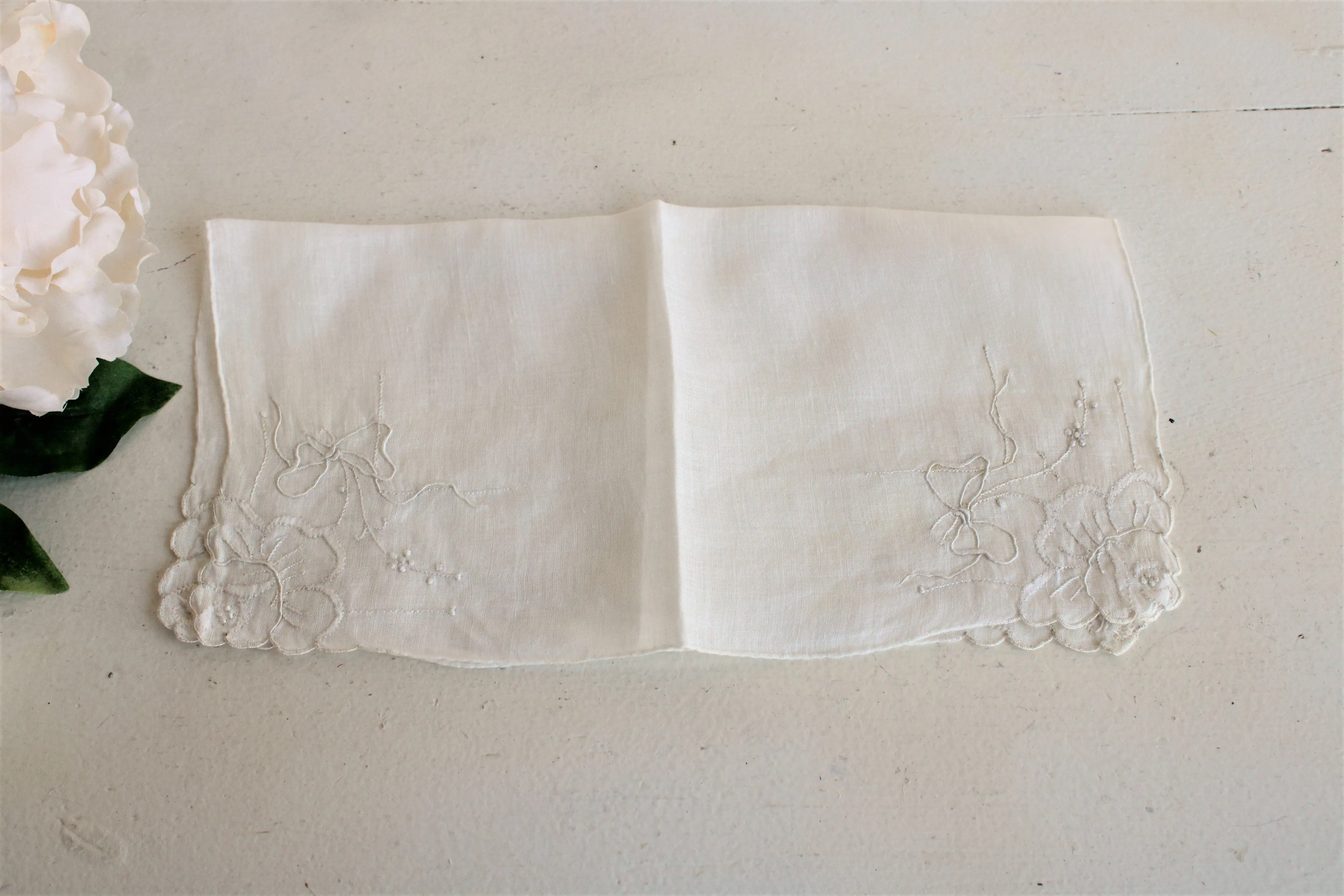 Vintage 1940s 1950s White Linen Embroidered Handkerchief