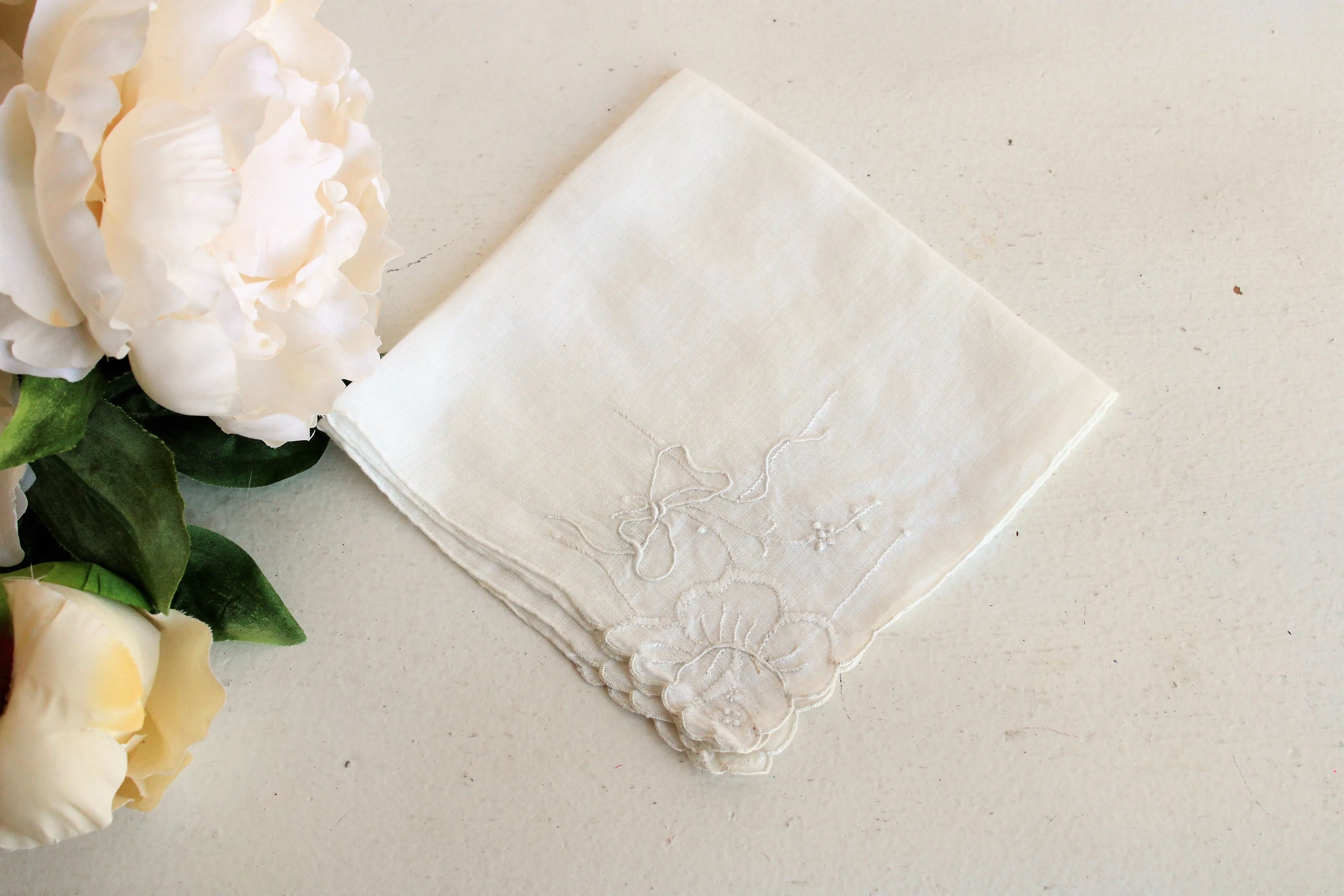 Vintage 1940s 1950s White Linen Embroidered Handkerchief